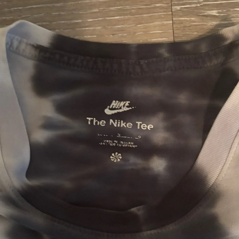 Nike Women's short Sleeve Tie-Dye Tee - Black and Gray large - Picture 4 of 8